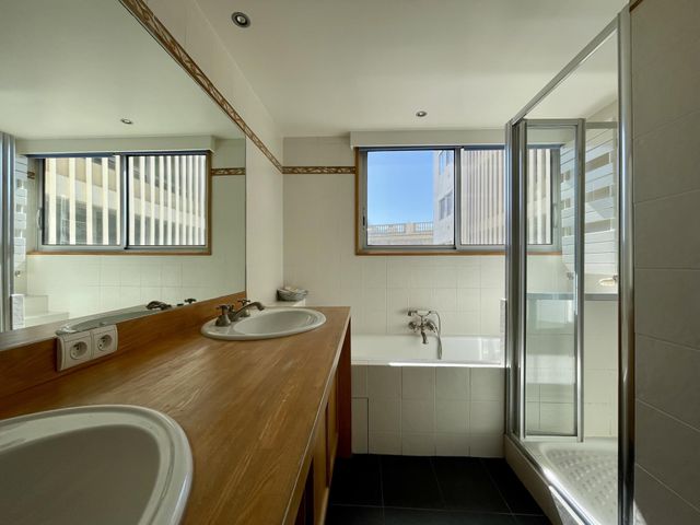 Afficher la photo en grand Appartement F4 à vendre - 4 pièces - 109,01 m2 - Biarritz - 64 - AQUITAINE