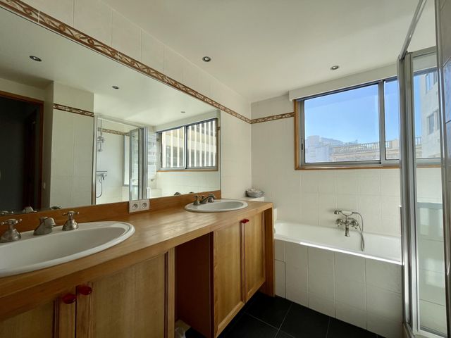 Afficher la photo en grand Appartement F4 à vendre - 4 pièces - 109,01 m2 - Biarritz - 64 - AQUITAINE