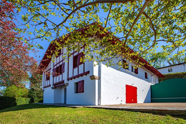 Maison à vendre - 10 pièces - 241,89 m2 - Arcangues - 64 - AQUITAINE